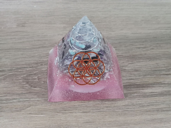 Orgonite pyramide rose graine de vie